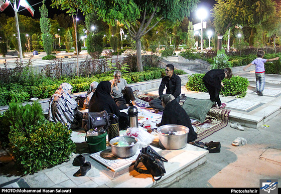 گزارش تصویری |سفره های افطاری ساده در گلزار شهدای بهشت رضا (علیه السلام) | عکس : محمد حسن صلواتی