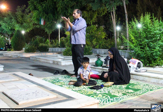 گزارش تصویری |سفره های افطاری ساده در گلزار شهدای بهشت رضا (علیه السلام) | عکس : محمد حسن صلواتی