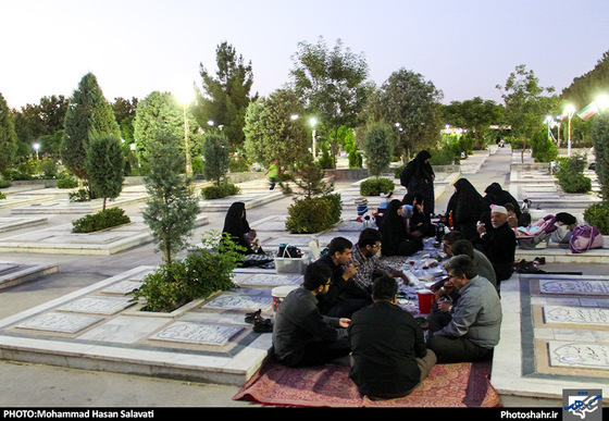 گزارش تصویری |سفره های افطاری ساده در گلزار شهدای بهشت رضا (علیه السلام) | عکس : محمد حسن صلواتی