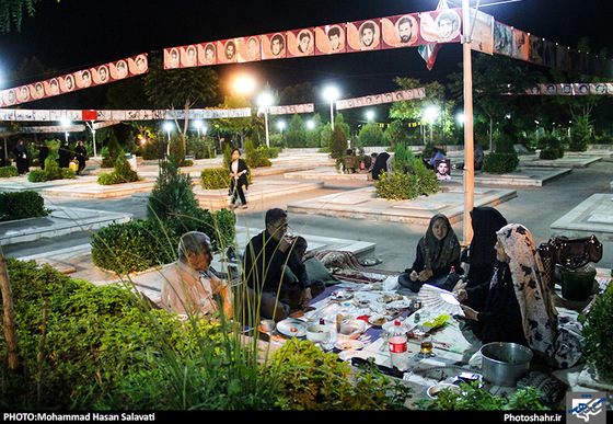 گزارش تصویری |سفره های افطاری ساده در گلزار شهدای بهشت رضا (علیه السلام) | عکس : محمد حسن صلواتی