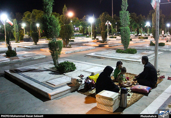 گزارش تصویری |سفره های افطاری ساده در گلزار شهدای بهشت رضا (علیه السلام) | عکس : محمد حسن صلواتی