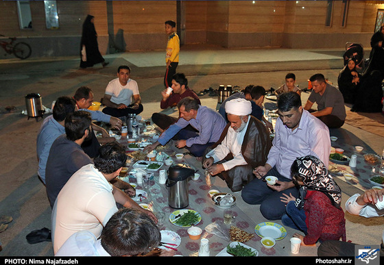 گزارش تصویری از سفره های ساده افطار در محله ها ، مساجد و خیابان های مشهد عکس : نیما نجف زاده/ شهرآرا