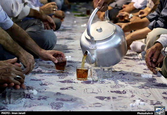 گزارش تصویری از سفره های ساده افطار در محله ها ، مساجد و خیابان های مشهد عکس : ایمان جنتی/ شهرآرا