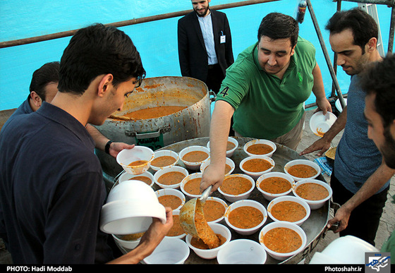 گزارش تصویری از سفره های ساده افطار در محله ها ، مساجد و خیابان های مشهد عکس : هادی مودب/ شهرآرا