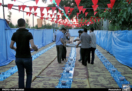گزارش تصویری از سفره های ساده افطار در محله ها ، مساجد و خیابان های مشهد عکس : هادی مودب/ شهرآرا