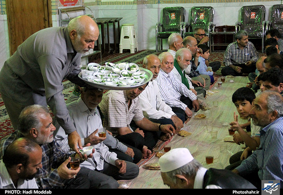 گزارش تصویری از سفره های ساده افطار در محله ها ، مساجد و خیابان های مشهد عکس : هادی مودب/ شهرآرا