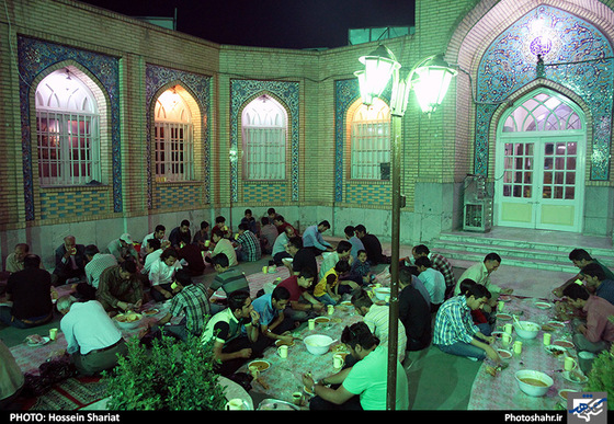 گزارش تصویری از سفره های ساده افطار در محله ها ، مساجد و خیابان های مشهد عکس : حسین شریعت/ شهرآرا