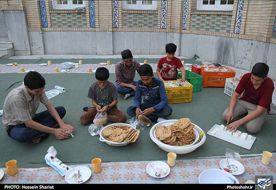 گزارش تصویری از سفره های ساده افطار در محله ها ، مساجد و خیابان های مشهد عکس : حسین شریعت/ شهرآرا