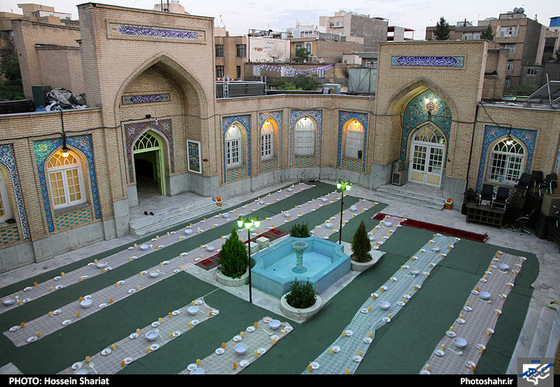 گزارش تصویری از سفره های ساده افطار در محله ها ، مساجد و خیابان های مشهد عکس : حسین شریعت/ شهرآرا