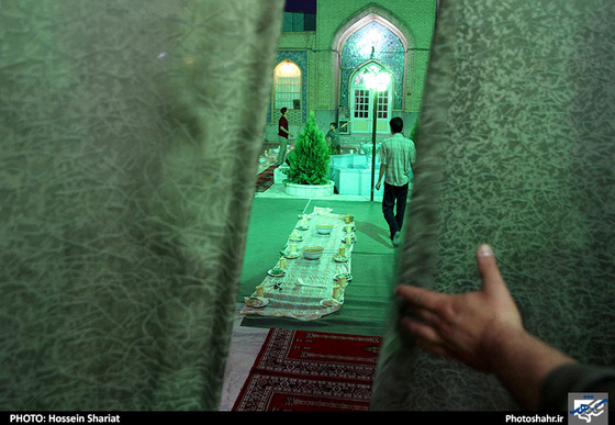 گزارش تصویری از سفره های ساده افطار در محله ها ، مساجد و خیابان های مشهد عکس : حسین شریعت/ شهرآرا