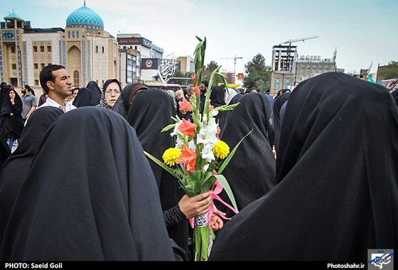 گزارش تصویری/  گلباران حرم رضوی در روز میلاد امام هشتم | عکس : سعید گلی / شهرآرا
