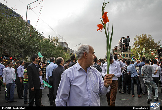 گزارش تصویری/  گلباران حرم رضوی در روز میلاد امام هشتم | عکس : سعید گلی / شهرآرا
