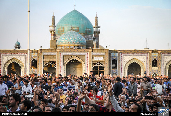 گزارش تصویری/  گلباران حرم رضوی در روز میلاد امام هشتم | عکس : سعید گلی / شهرآرا