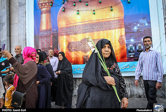 گزارش تصویری/  گلباران حرم رضوی در روز میلاد امام هشتم | عکس : سعید گلی / شهرآرا