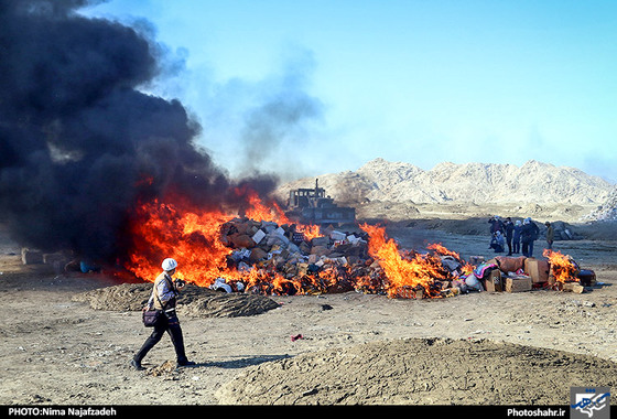 گزارش تصویری | امحاء 20 تن کالای قاچاق در مشهد | عکس : نیما نجف زاده /شهرآرا