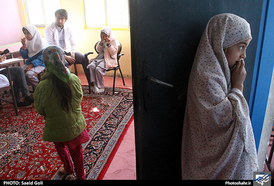 گزارش تصویری | غربالگری پزشکی کودکان حاشیه شهر مشهد توسط دانشجویان پزشکی | عکس : سعید گلی /شهرآرا