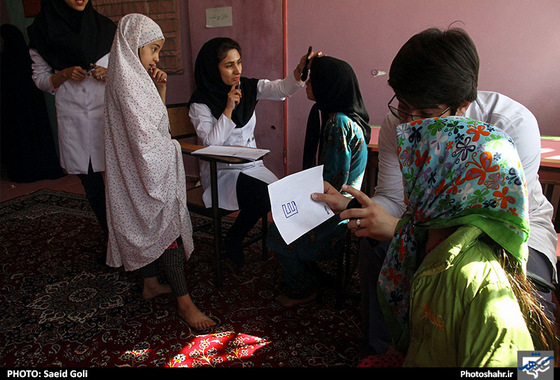 گزارش تصویری | غربالگری پزشکی کودکان حاشیه شهر مشهد توسط دانشجویان پزشکی | عکس : سعید گلی /شهرآرا