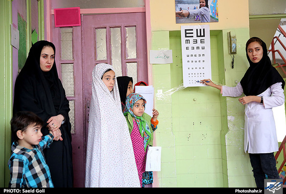 گزارش تصویری | غربالگری پزشکی کودکان حاشیه شهر مشهد توسط دانشجویان پزشکی | عکس : سعید گلی /شهرآرا