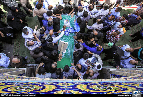 گزارش تصویری| تشییع پیکر دو شهید مدافع حرم در مشهد  | عکاس : محمد حسن صلواتی /شهرآرا