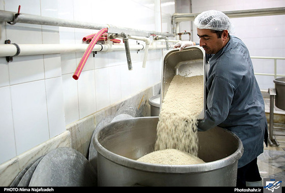 گزارش تصویری مراحل آماده سازی سفره های افطار در حرم رضوی | عکاس : نیما نجف زاده /شهرآرا 