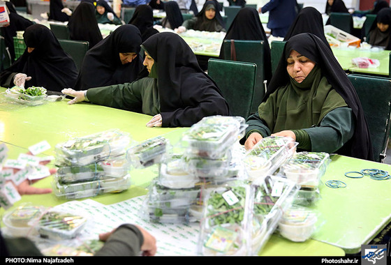 گزارش تصویری مراحل آماده سازی سفره های افطار در حرم رضوی | عکاس : نیما نجف زاده /شهرآرا 