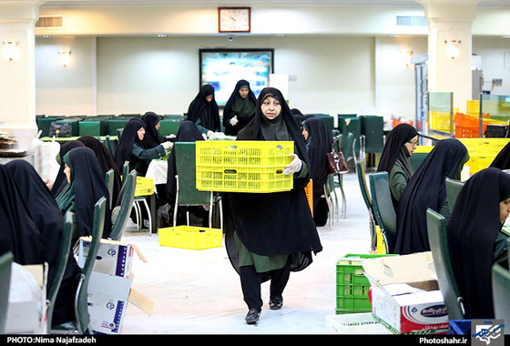 گزارش تصویری مراحل آماده سازی سفره های افطار در حرم رضوی | عکاس : نیما نجف زاده /شهرآرا 