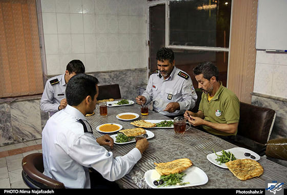 گزارش تصویری | افطار با آتش نشانان | عکاس: نیما نجف زاده / شهرآرا
