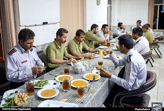 گزارش تصویری | افطار با آتش نشانان | عکاس: نیما نجف زاده / شهرآرا