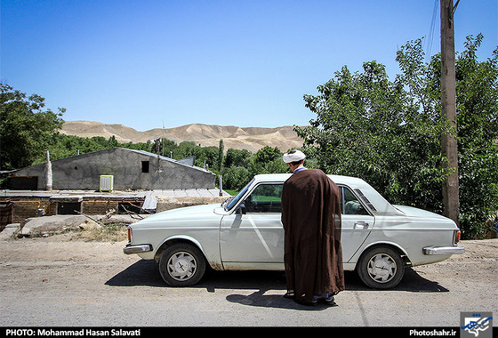 آقای بهادری هر روز جهت اقامه ی نماز صبح ، ظهر و مغرب با ماشین خود به مسجد روستا که در ابتدای روستا و در کنار جاده ی اصلی قرار داردمی رود.