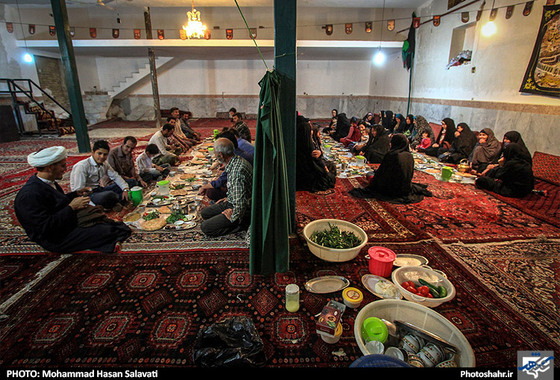 مردم روستا برای صرف افطار در محل حسینیه روستا گرد هم جمع شده اند
