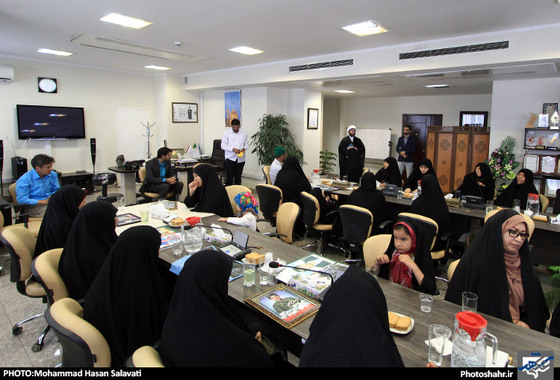 گزارش تصویری بازدید خانواده شهدای مدافع حرم و مسئولان استانی و شهری به مناسبت روز خبرنگار از تحریریه شهرآرا