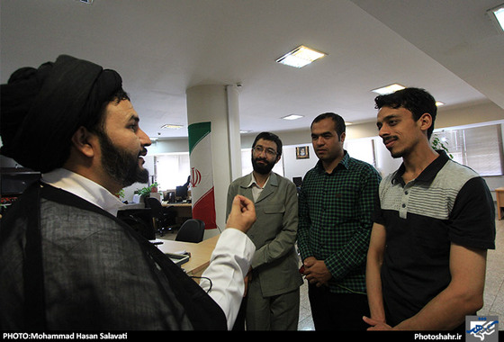 گزارش تصویری بازدید خانواده شهدای مدافع حرم و مسئولان استانی و شهری به مناسبت روز خبرنگار از تحریریه شهرآرا