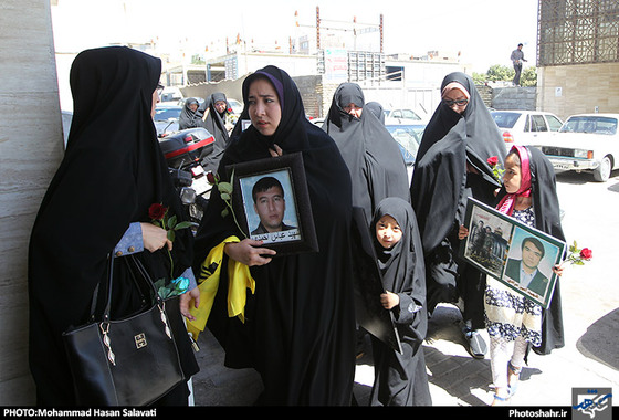 گزارش تصویری بازدید خانواده شهدای مدافع حرم و مسئولان استانی و شهری به مناسبت روز خبرنگار از تحریریه شهرآرا