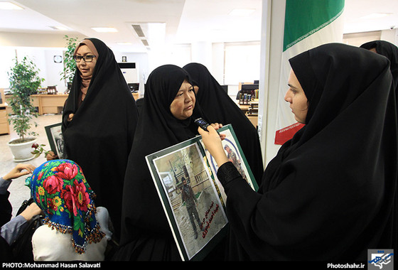 گزارش تصویری بازدید خانواده شهدای مدافع حرم و مسئولان استانی و شهری به مناسبت روز خبرنگار از تحریریه شهرآرا