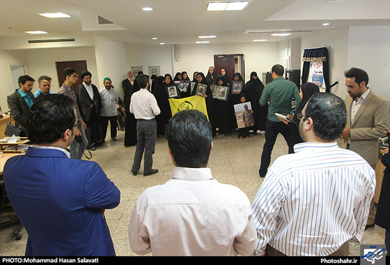 گزارش تصویری بازدید خانواده شهدای مدافع حرم و مسئولان استانی و شهری به مناسبت روز خبرنگار از تحریریه شهرآرا