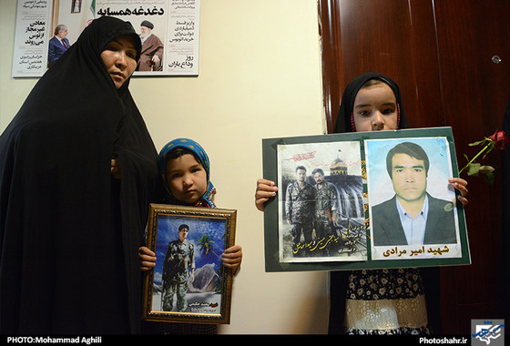 گزارش تصویری بازدید خانواده شهدای مدافع حرم و مسئولان استانی و شهری به مناسبت روز خبرنگار از تحریریه شهرآرا