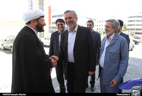گزارش تصویری بازدید خانواده شهدای مدافع حرم و مسئولان استانی و شهری به مناسبت روز خبرنگار از تحریریه شهرآرا