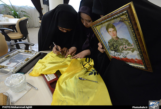 گزارش تصویری بازدید خانواده شهدای مدافع حرم و مسئولان استانی و شهری به مناسبت روز خبرنگار از تحریریه شهرآرا