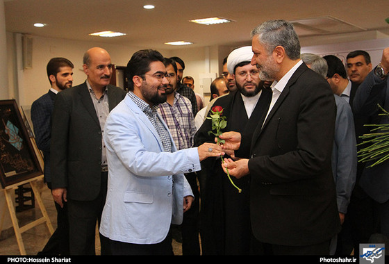 گزارش تصویری بازدید خانواده شهدای مدافع حرم و مسئولان استانی و شهری به مناسبت روز خبرنگار از تحریریه شهرآرا
