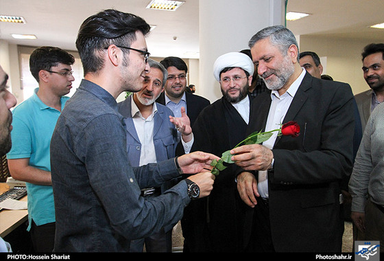 گزارش تصویری بازدید خانواده شهدای مدافع حرم و مسئولان استانی و شهری به مناسبت روز خبرنگار از تحریریه شهرآرا