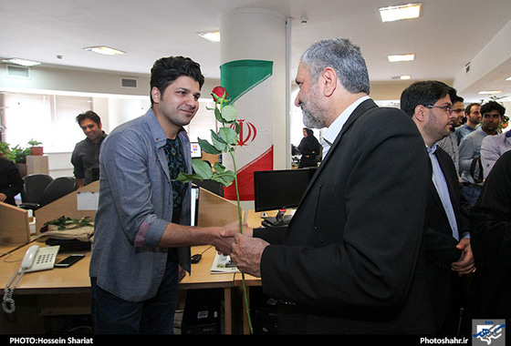 گزارش تصویری بازدید خانواده شهدای مدافع حرم و مسئولان استانی و شهری به مناسبت روز خبرنگار از تحریریه شهرآرا
