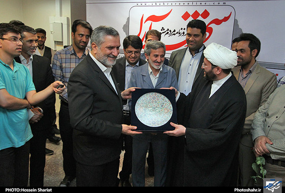 گزارش تصویری بازدید خانواده شهدای مدافع حرم و مسئولان استانی و شهری به مناسبت روز خبرنگار از تحریریه شهرآرا