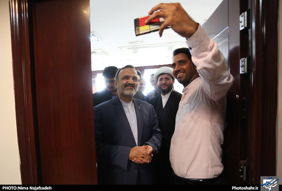 گزارش تصویری بازدید خانواده شهدای مدافع حرم و مسئولان استانی و شهری به مناسبت روز خبرنگار از تحریریه شهرآرا