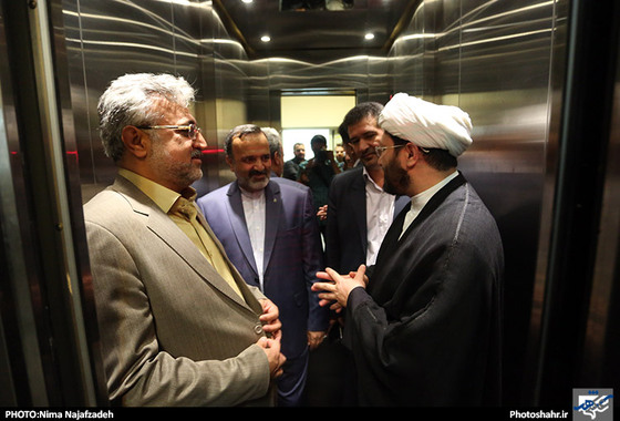 گزارش تصویری بازدید خانواده شهدای مدافع حرم و مسئولان استانی و شهری به مناسبت روز خبرنگار از تحریریه شهرآرا