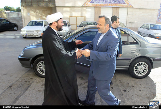 گزارش تصویری بازدید خانواده شهدای مدافع حرم و مسئولان استانی و شهری به مناسبت روز خبرنگار از تحریریه شهرآرا