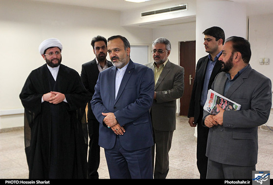 گزارش تصویری بازدید خانواده شهدای مدافع حرم و مسئولان استانی و شهری به مناسبت روز خبرنگار از تحریریه شهرآرا