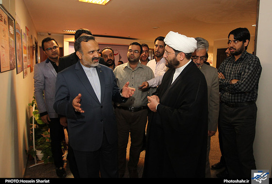 گزارش تصویری بازدید خانواده شهدای مدافع حرم و مسئولان استانی و شهری به مناسبت روز خبرنگار از تحریریه شهرآرا