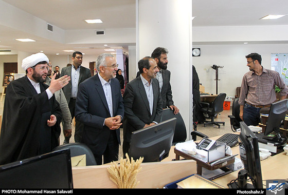 گزارش تصویری بازدید خانواده شهدای مدافع حرم و مسئولان استانی و شهری به مناسبت روز خبرنگار از تحریریه شهرآرا