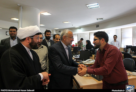 گزارش تصویری بازدید خانواده شهدای مدافع حرم و مسئولان استانی و شهری به مناسبت روز خبرنگار از تحریریه شهرآرا