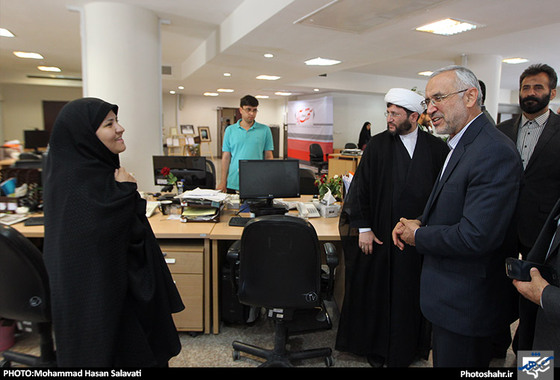 گزارش تصویری بازدید خانواده شهدای مدافع حرم و مسئولان استانی و شهری به مناسبت روز خبرنگار از تحریریه شهرآرا